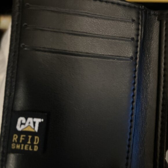 CAT caterpillar men’s black leather trifold wallet w/RFID protection shield Tin - Picture 9 of 15